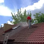 démoussage de toit par un artisan couvreur professionnel