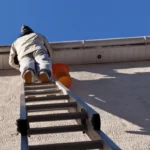 travaux en hauteur pour un entretien de toit de maison